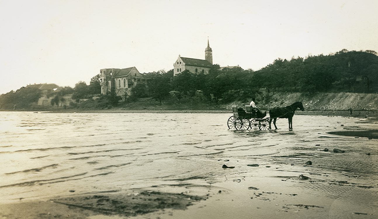 Historische Aufnahme mit Pferdekutsche am Ufer des Süßen Sees vor Schloss Seeburg