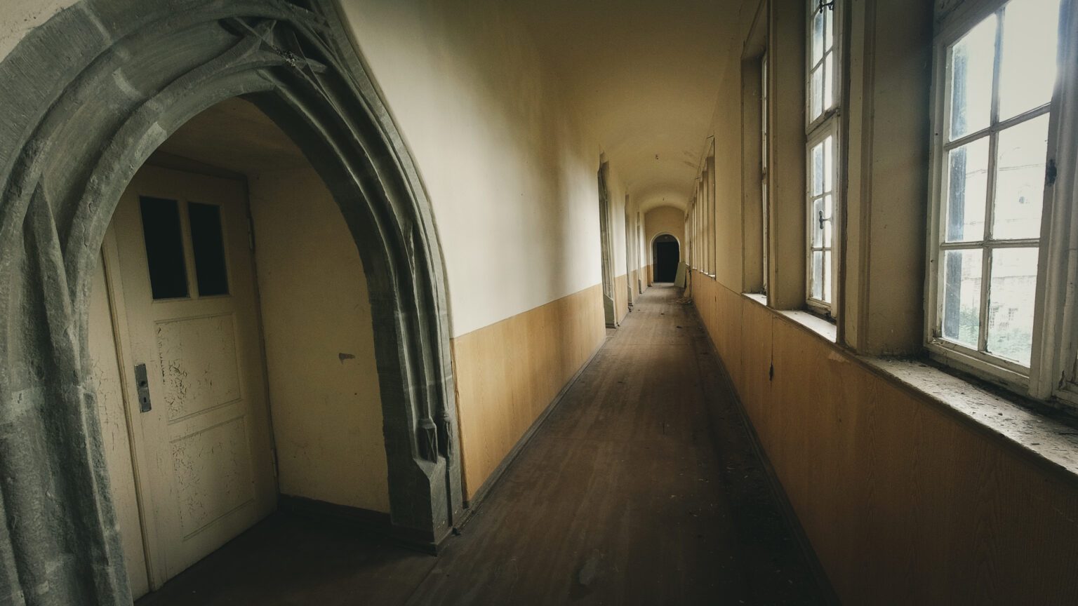 Verlassener Gang im historischen Kernschloss Seeburg