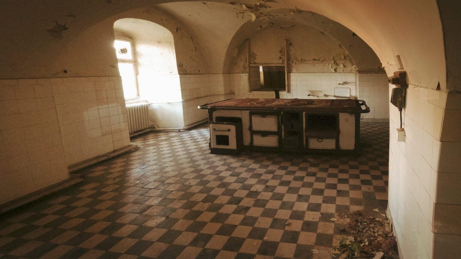 Verlassene historische Küche im Schloss Seeburg