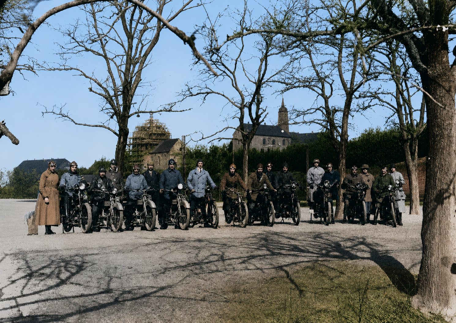 Historische, digital restaurierte Aufnahme einer Motorradausfahrt bei Seeburg