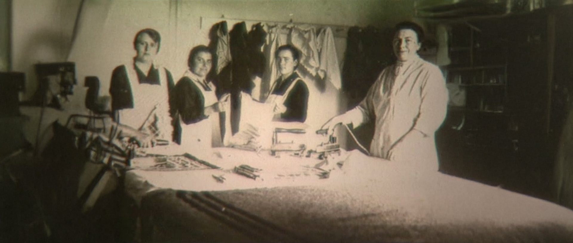 Historische Aufnahme einer Nähstube im Schloss Seeburg, Zeit der Familie Wendenburg